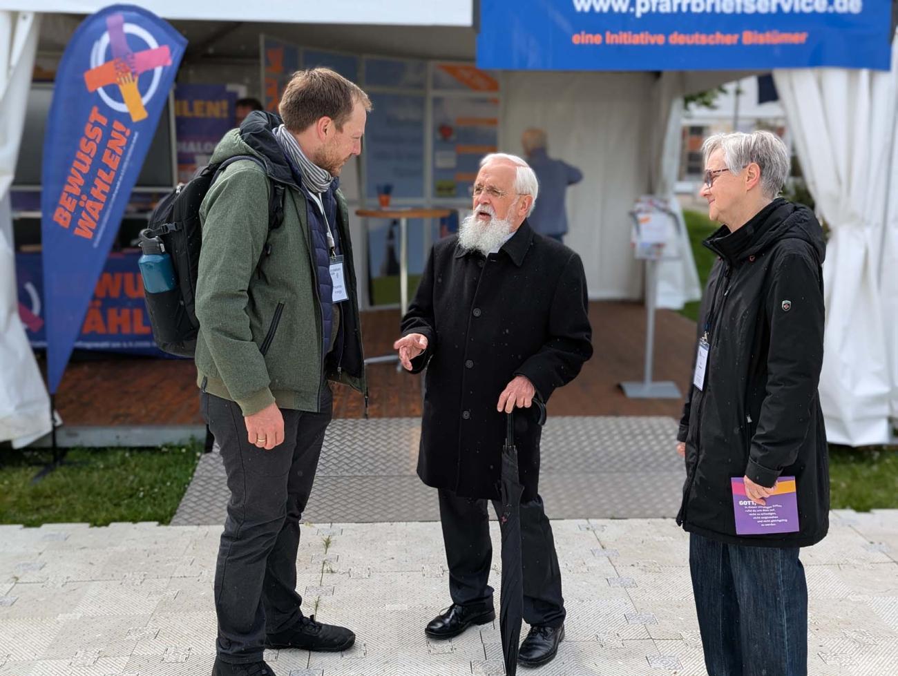 Bischof Feige im Gespräch mit Menschen