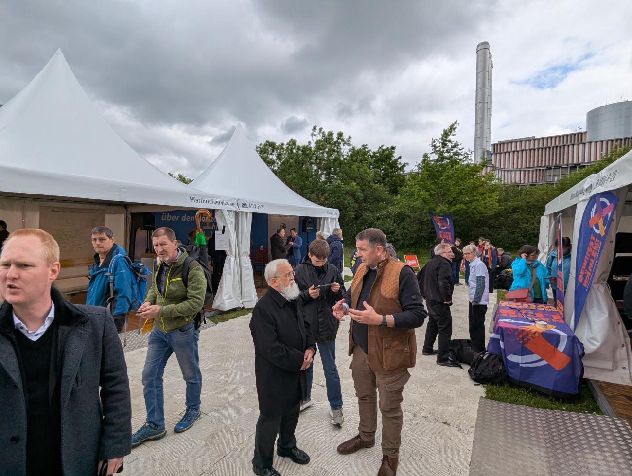 Bischof Gerhard Feige am Stand Christen in Mitteldeutschland