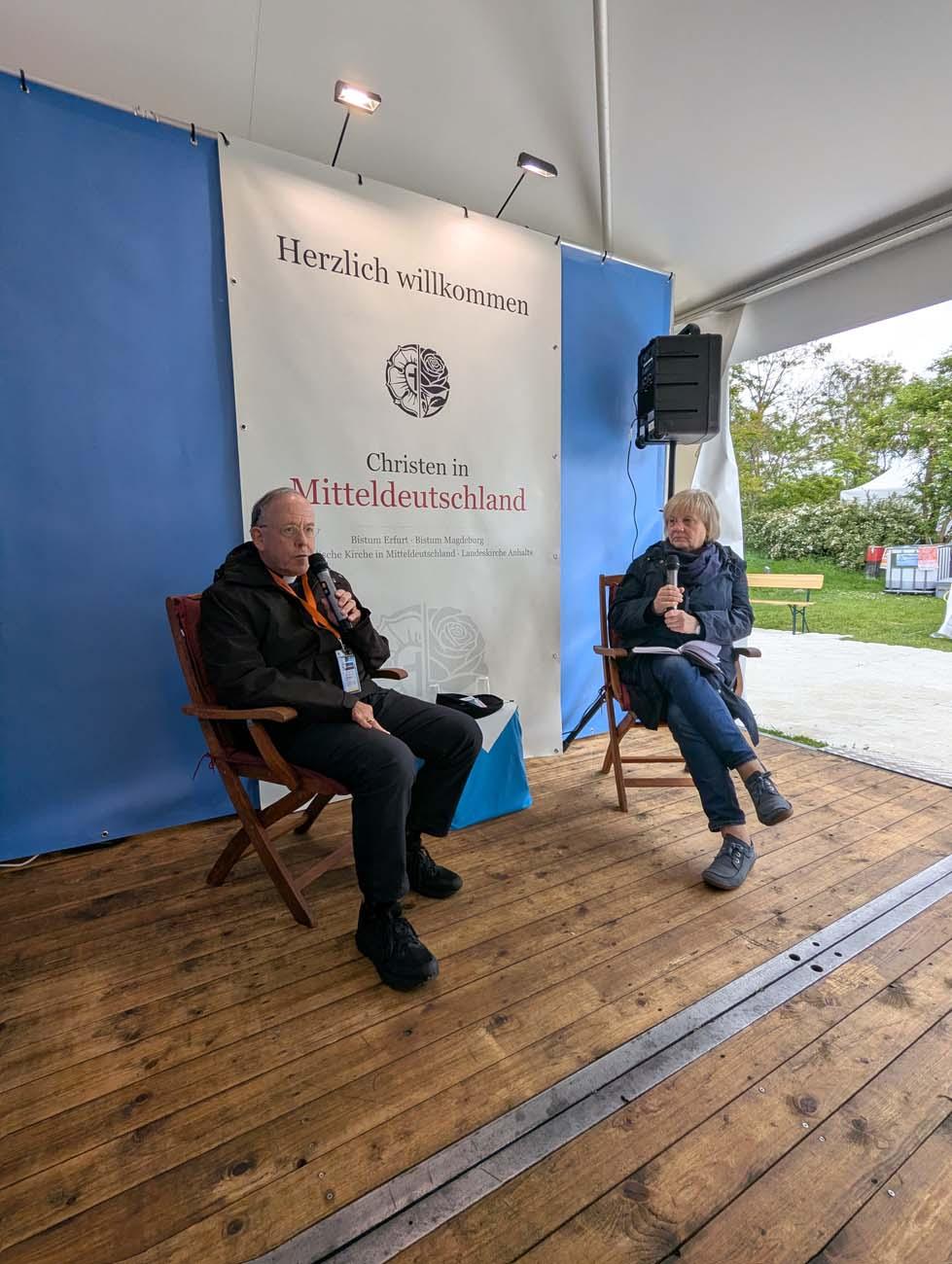 Zwei Menschen sitzen auf Stühlen