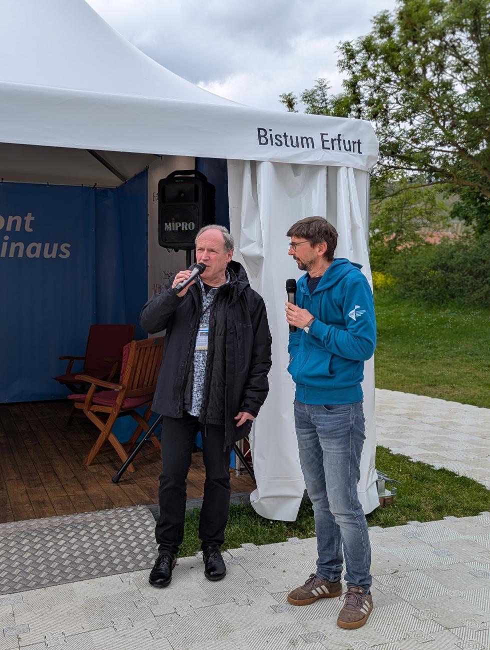 Zwei Männer mit Mikrofonen