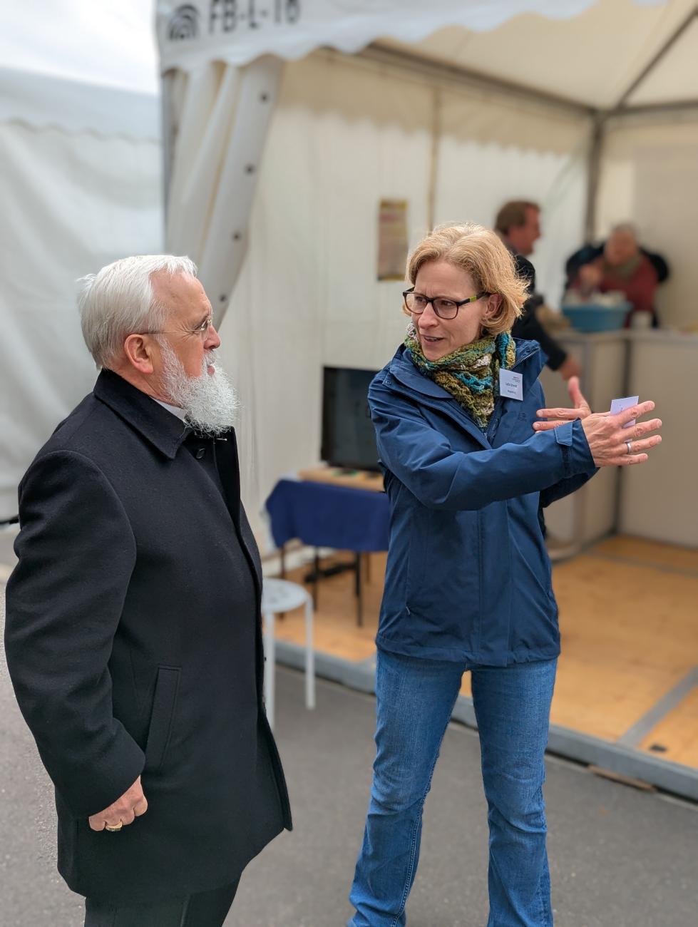 Bischof Feige im Gesprch mit Lydia Schmitt
