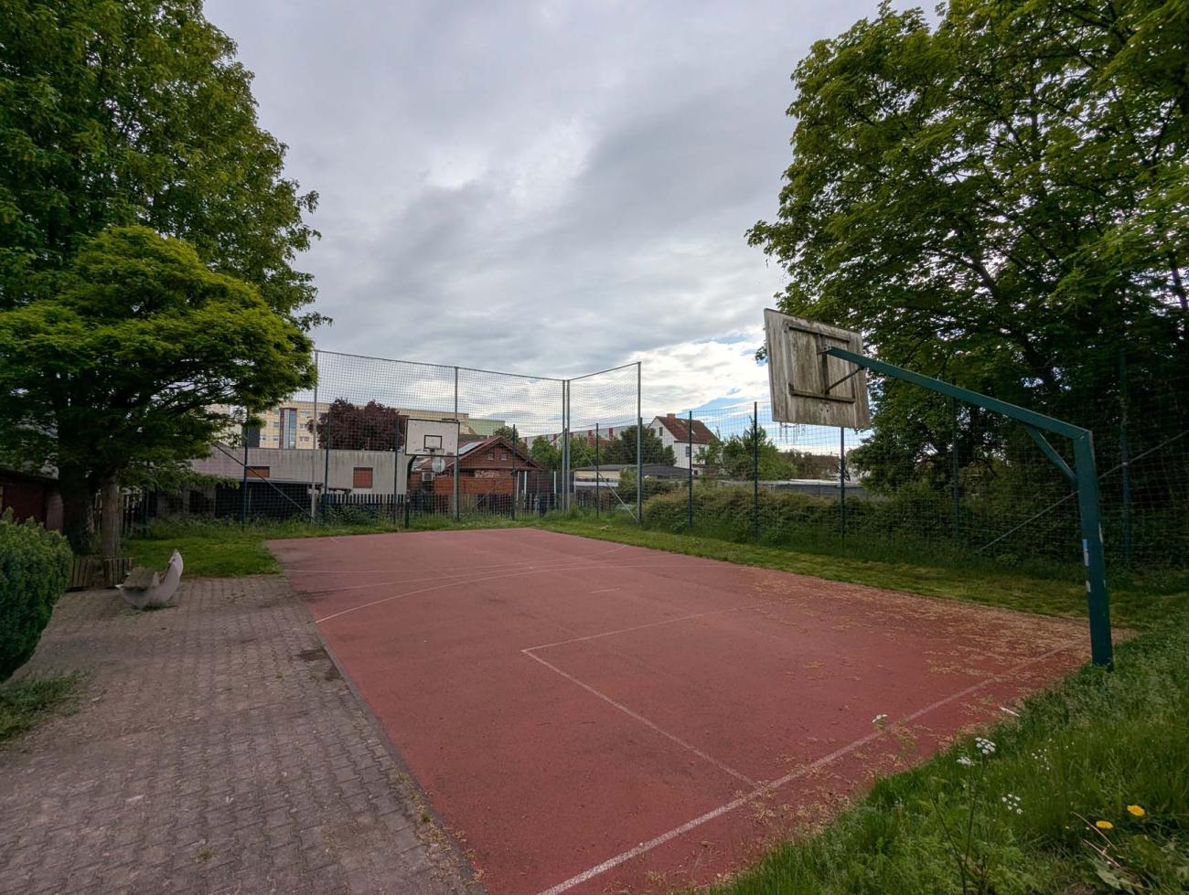 Ein Basketballplatz