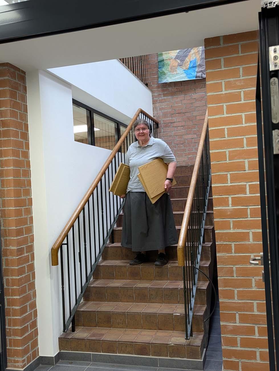 Eine Frau trägt Bretter