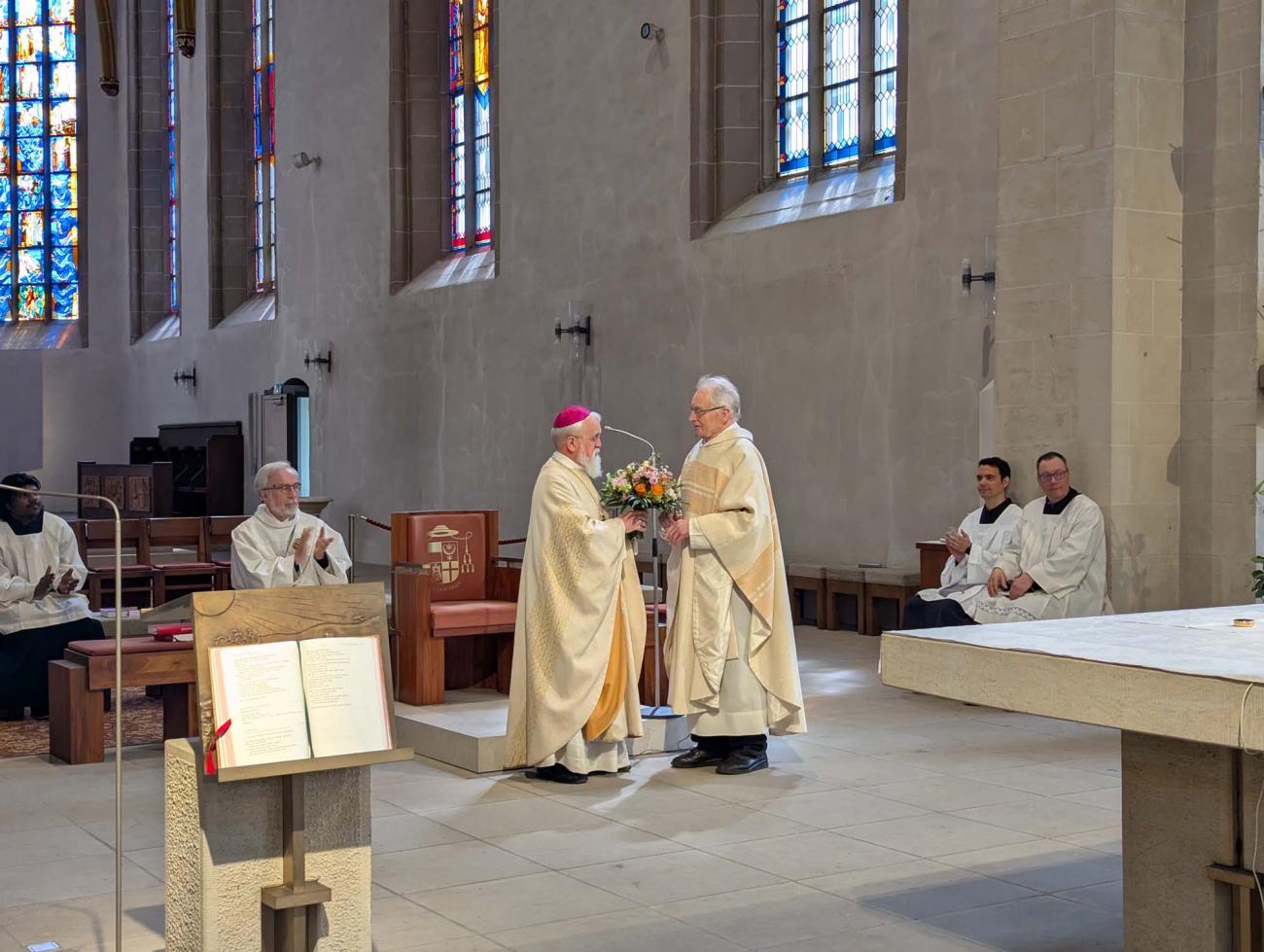 Zwei Priester gratulieren einander