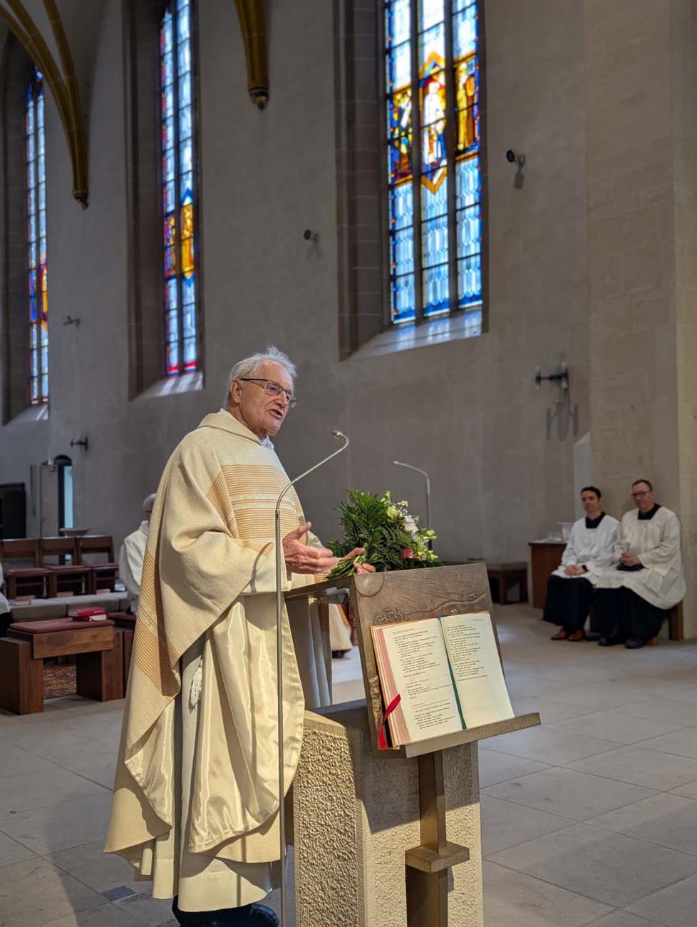 Domkapitular Willi Kraning am Ambo