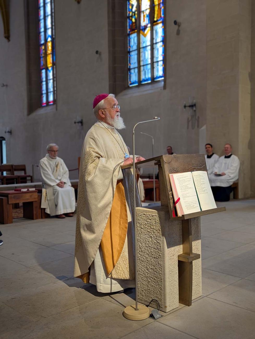 Bischof Gerhard Feige am Ambo