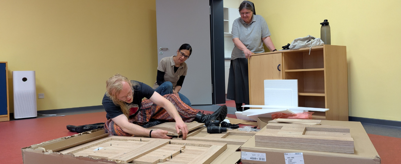 Menschen bauen einen Tisch zusammen