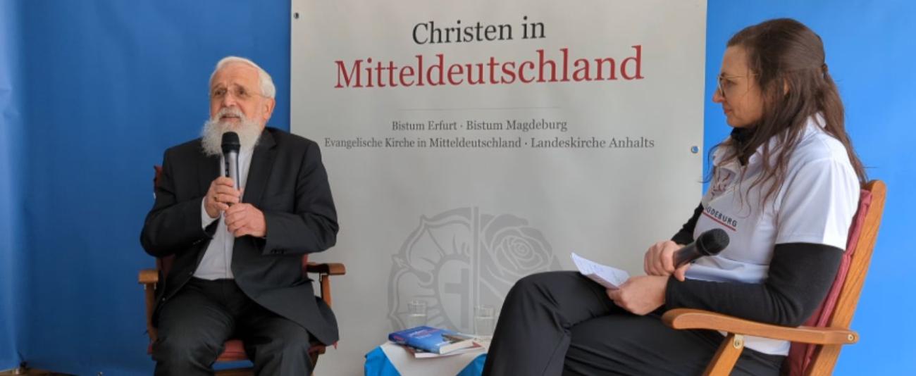 Bischof Feige im Gespräch mit einer Frau