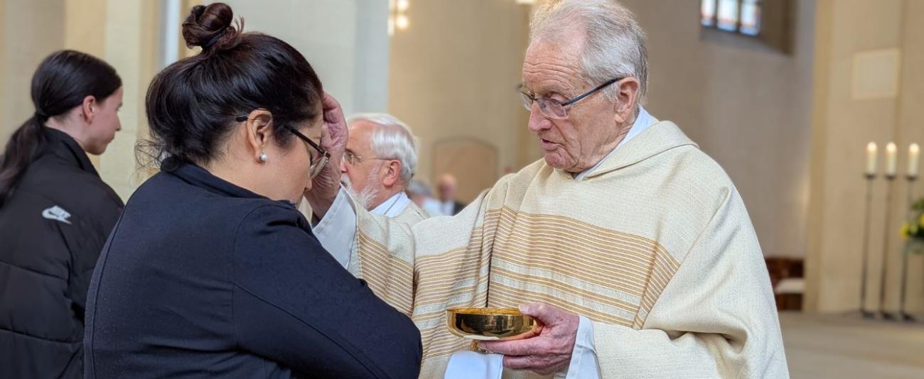 Willi Kraning segnet eine Frau