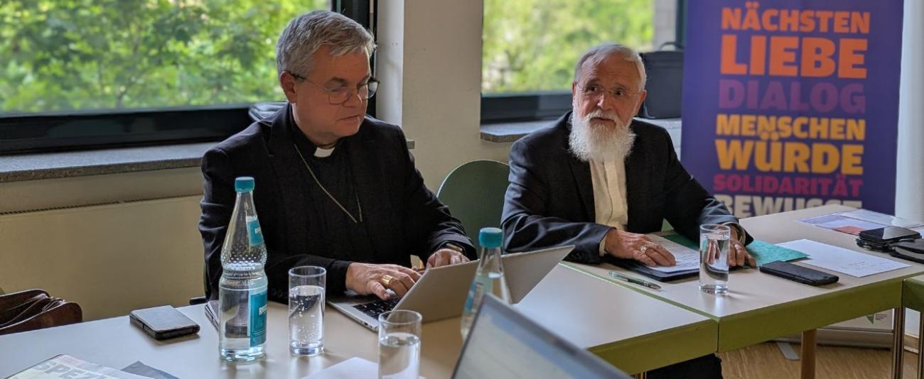 Bischof Feige und Erzbischof Bentz sitzen am Tisch