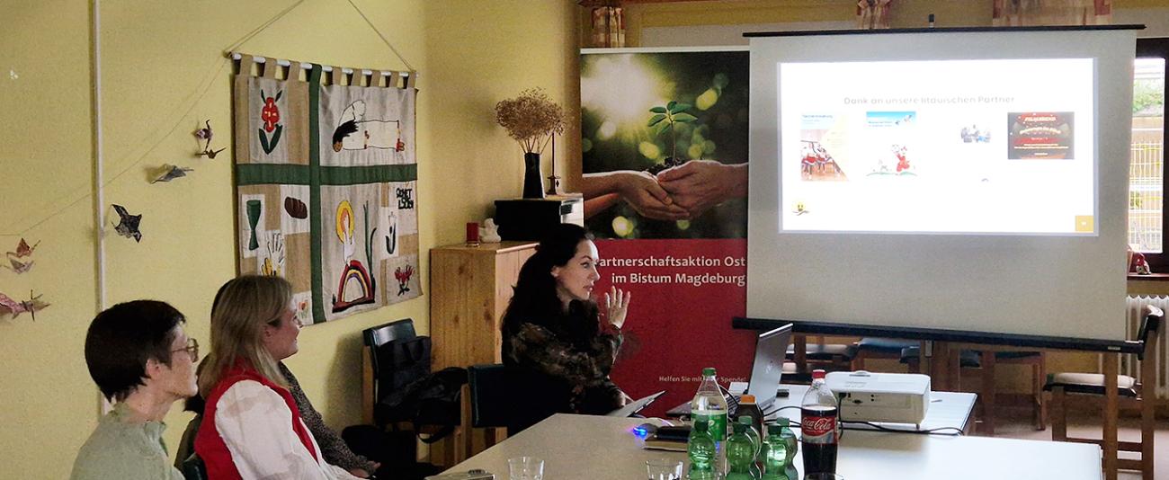 Drei Frauen sitzen an einem Tisch