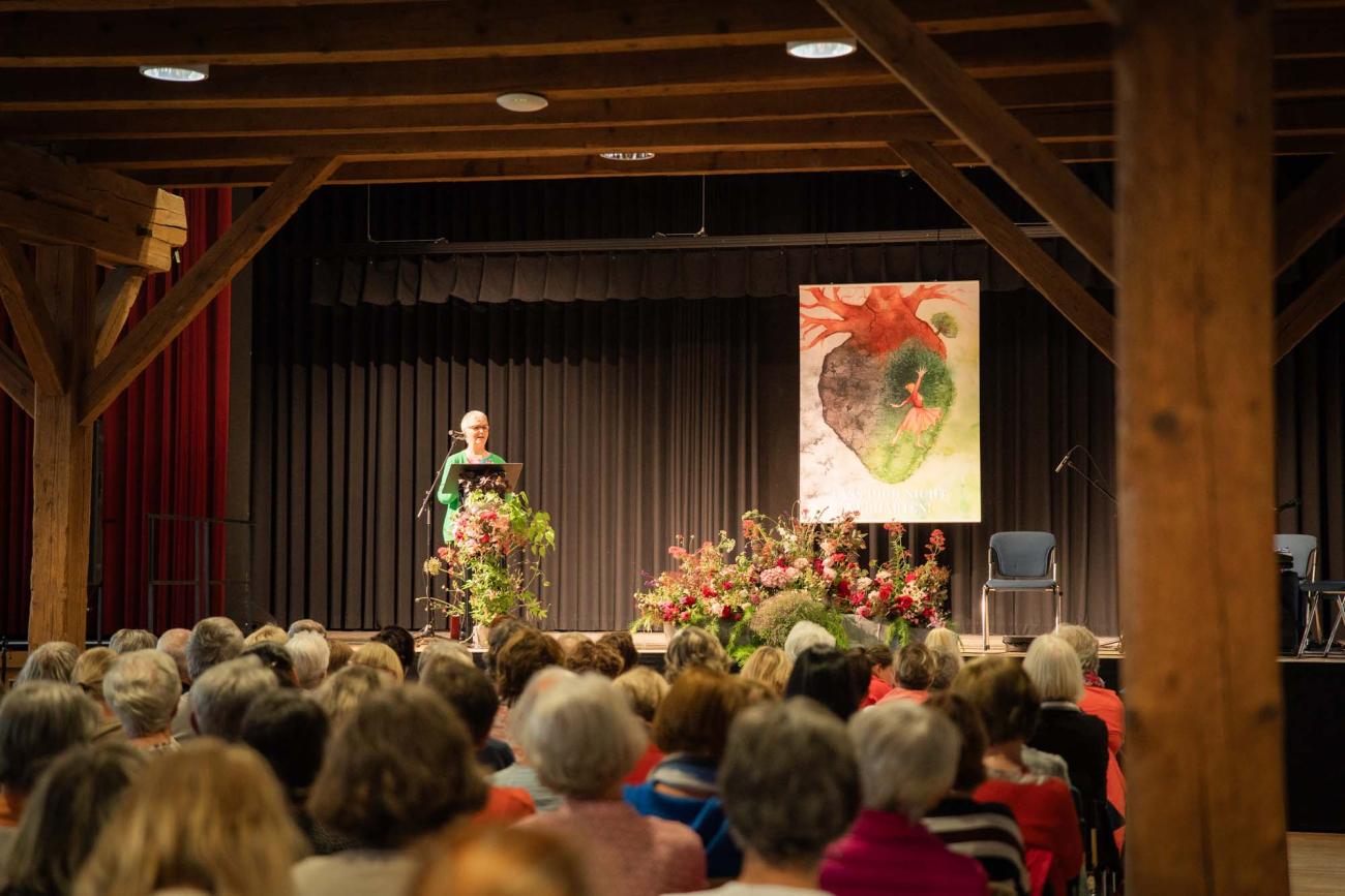 Menschen in einem Saal