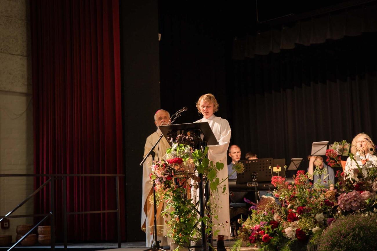 Bischof Feige und Karoline Riese an einem Rednerpult