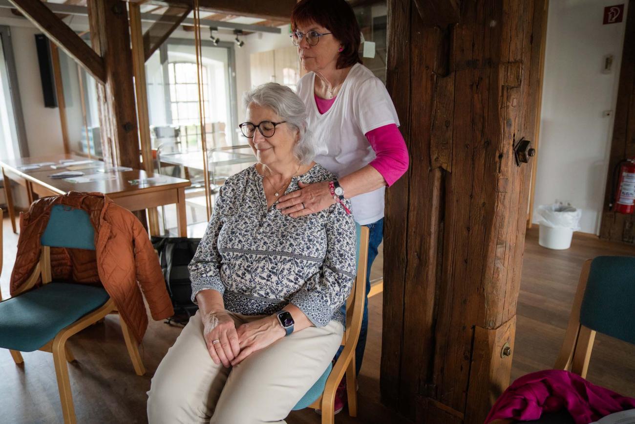 Zwei Frauen bei einer Partnerübung mit Handauflegen