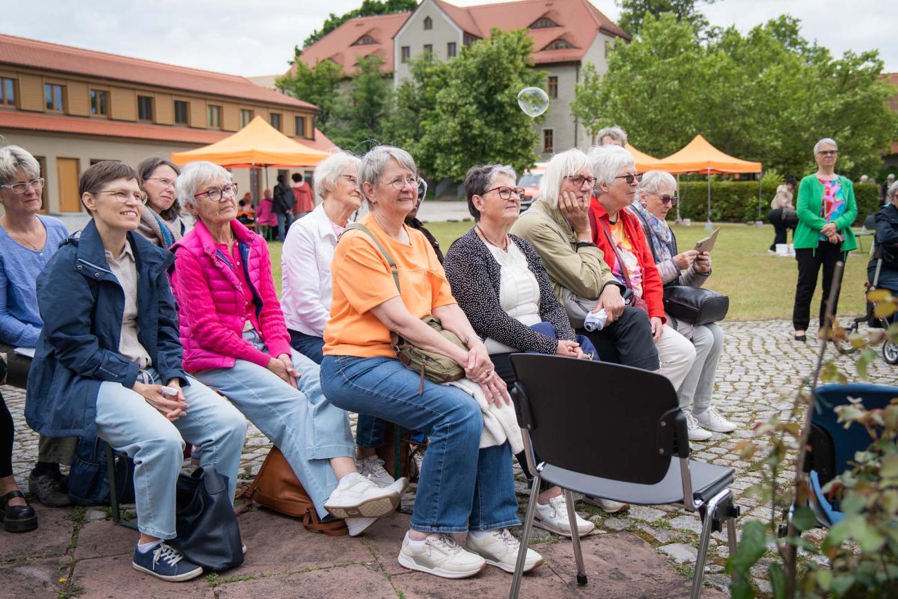 Frauen sitzen auf Bierbänken