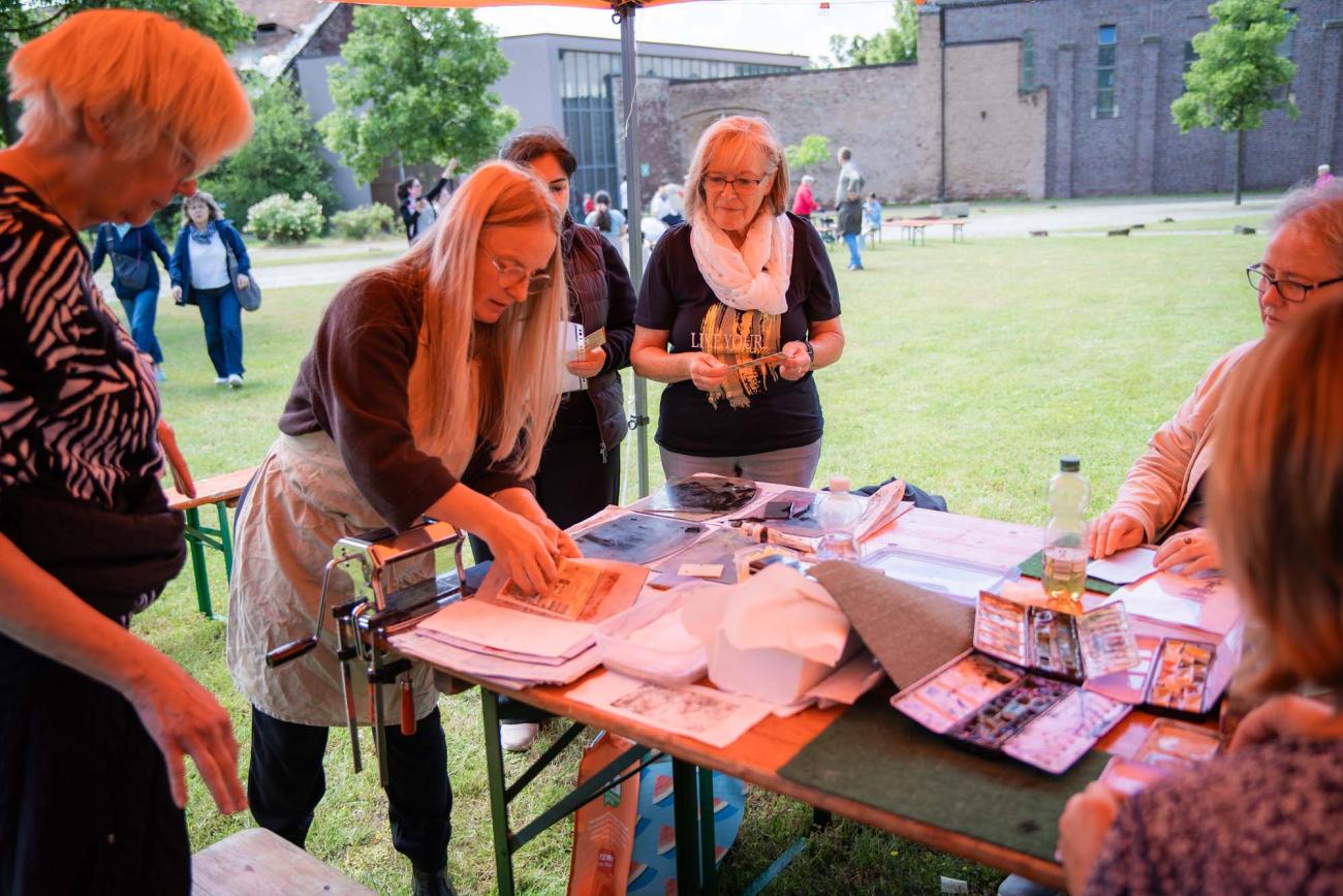 Frauen an einem Basteltisch
