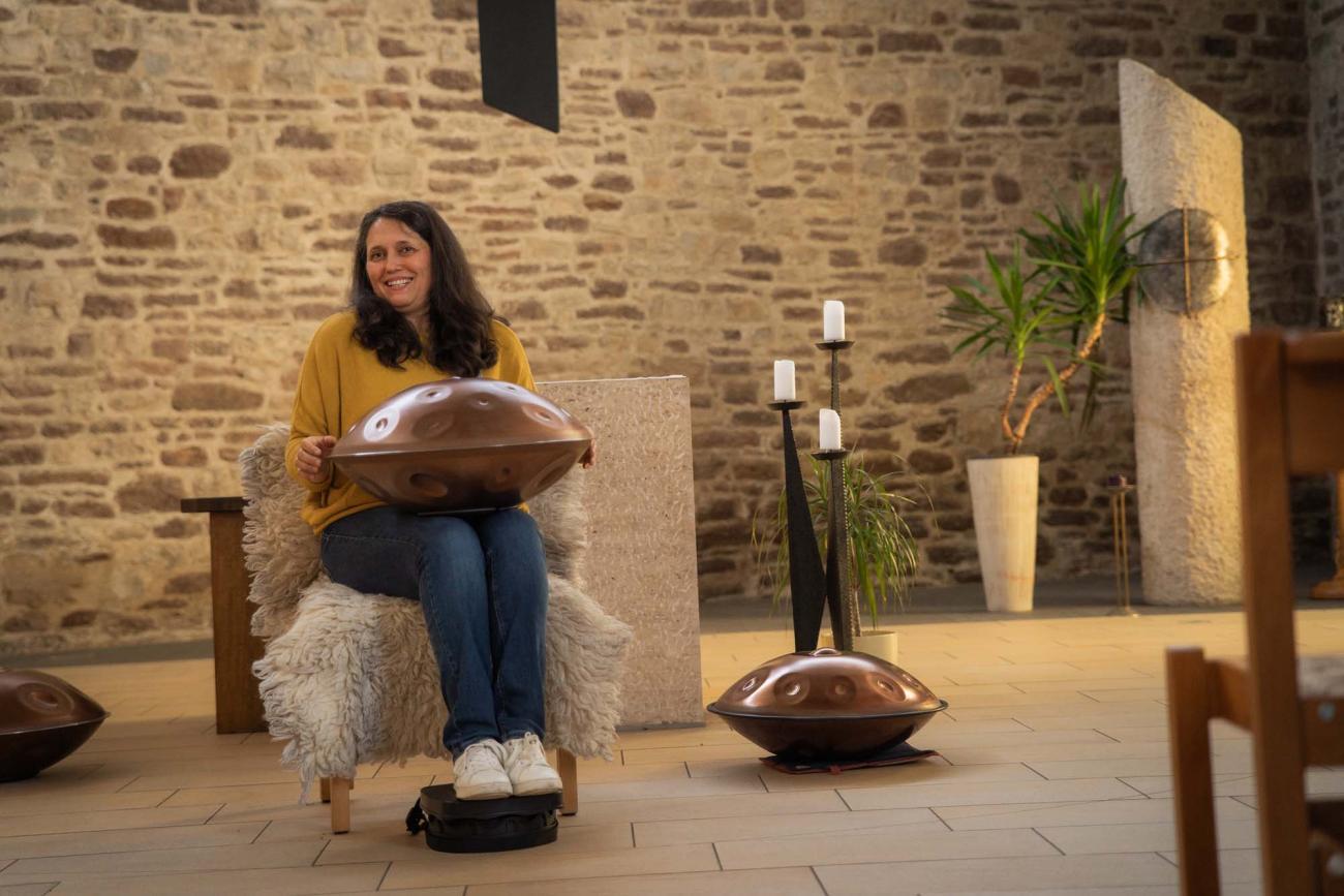 Eine Frau mit einer Handpan