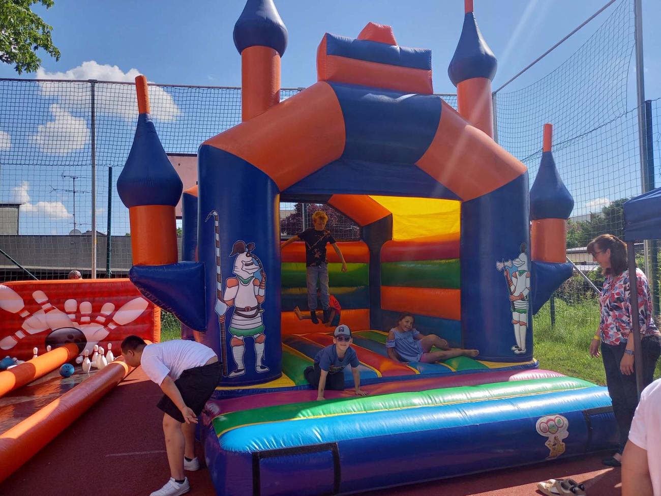 Kinder auf einer Hüpfburg
