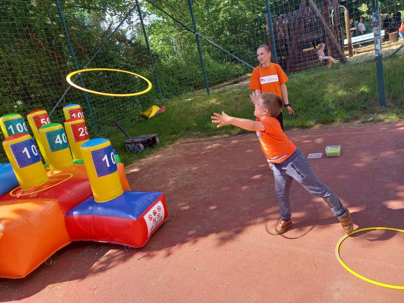 Kinder am Ringwurf