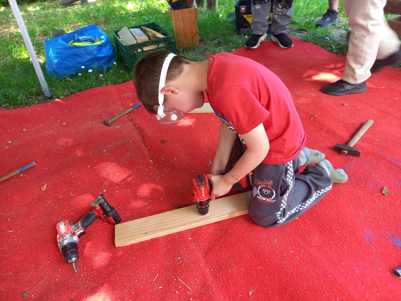 Kind am Handwerken