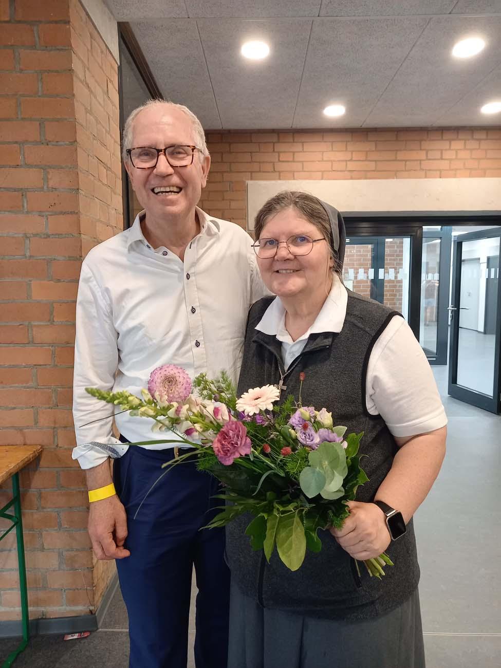 Zwei Menschen mit Blumen