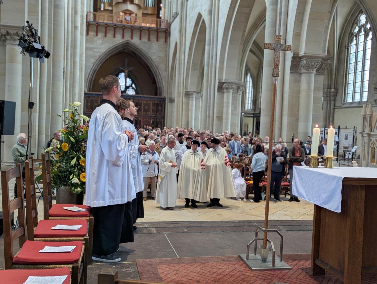 Menschen in der Kirche beim Einzug
