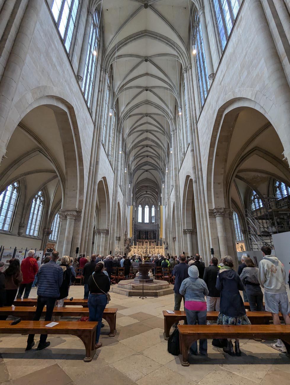 Menschen in einer Kirche