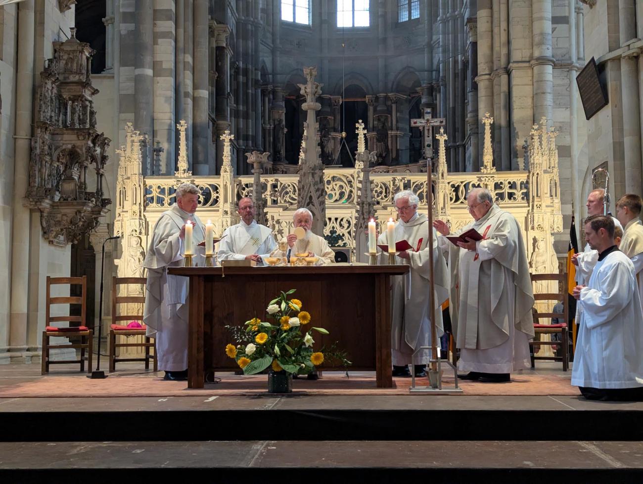 Menschen um den Altar
