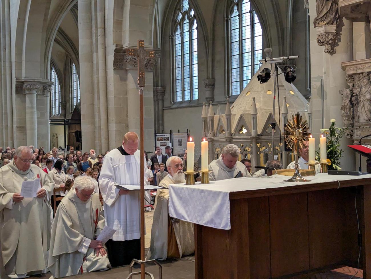 Menschen knien in der Kirche