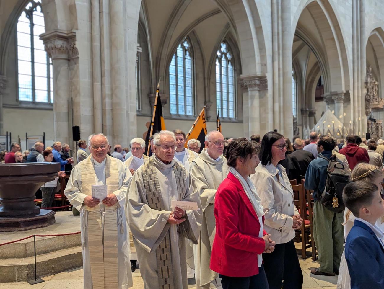Menschen beim Auszug aus der Kirche