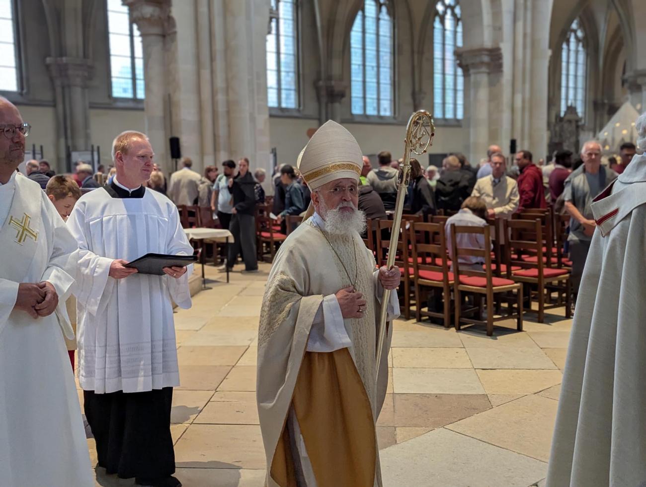 Der Bischof beim Auszug aus der Kirche