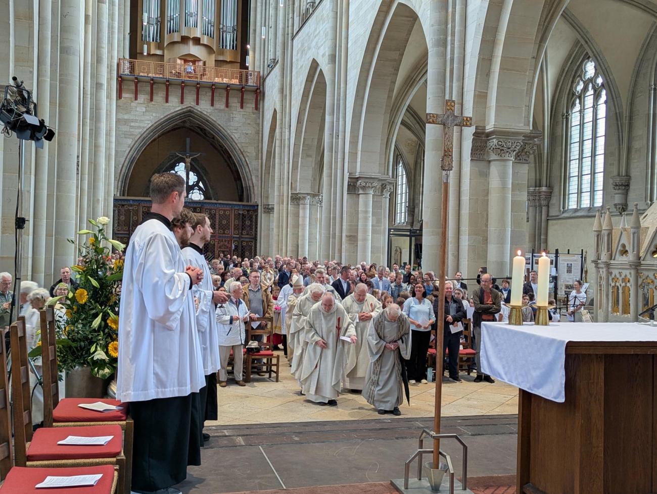 Priester und Pfarrer beim Einzug in die Kirche
