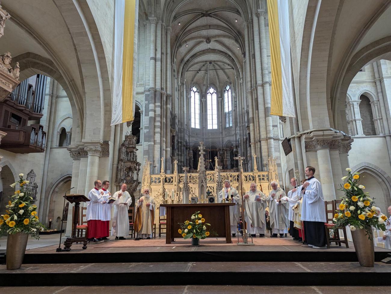 Menschen um den Altar