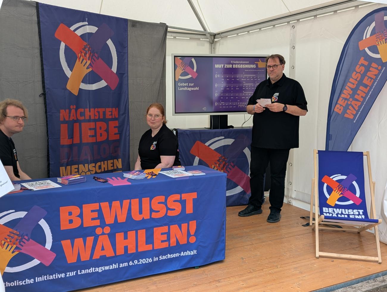 Menschen in einem Messestand