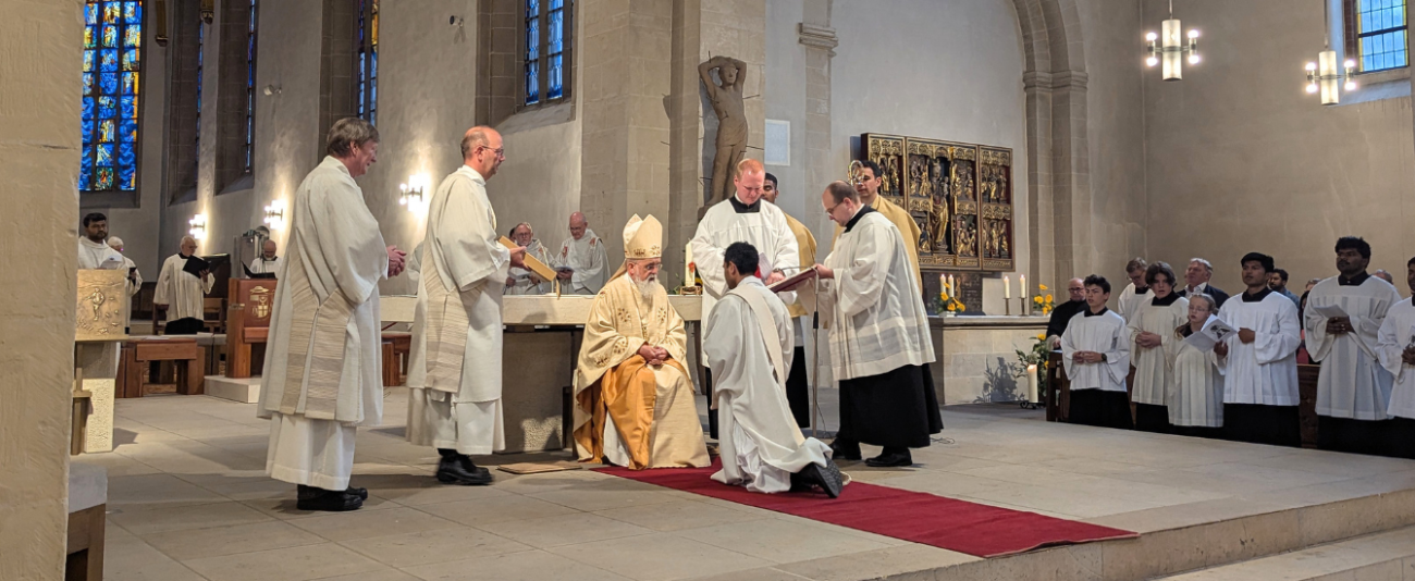 Menschen und der Bischof in der Kirche