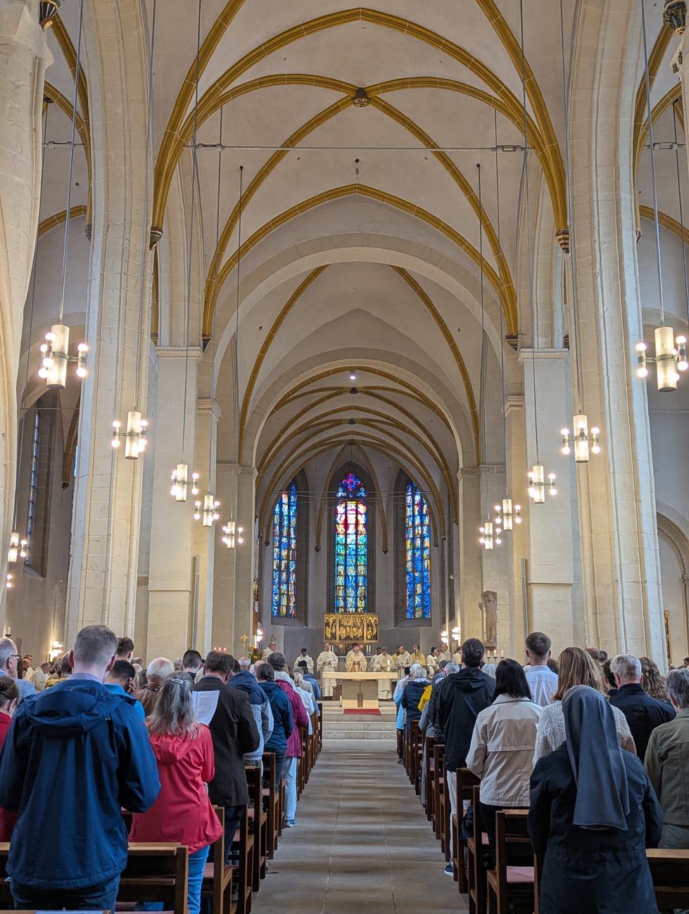 Menschen in einer vollen Kirche
