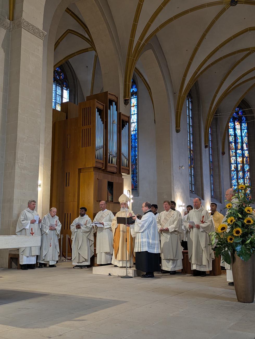 Priester und Bischöfe am Altar