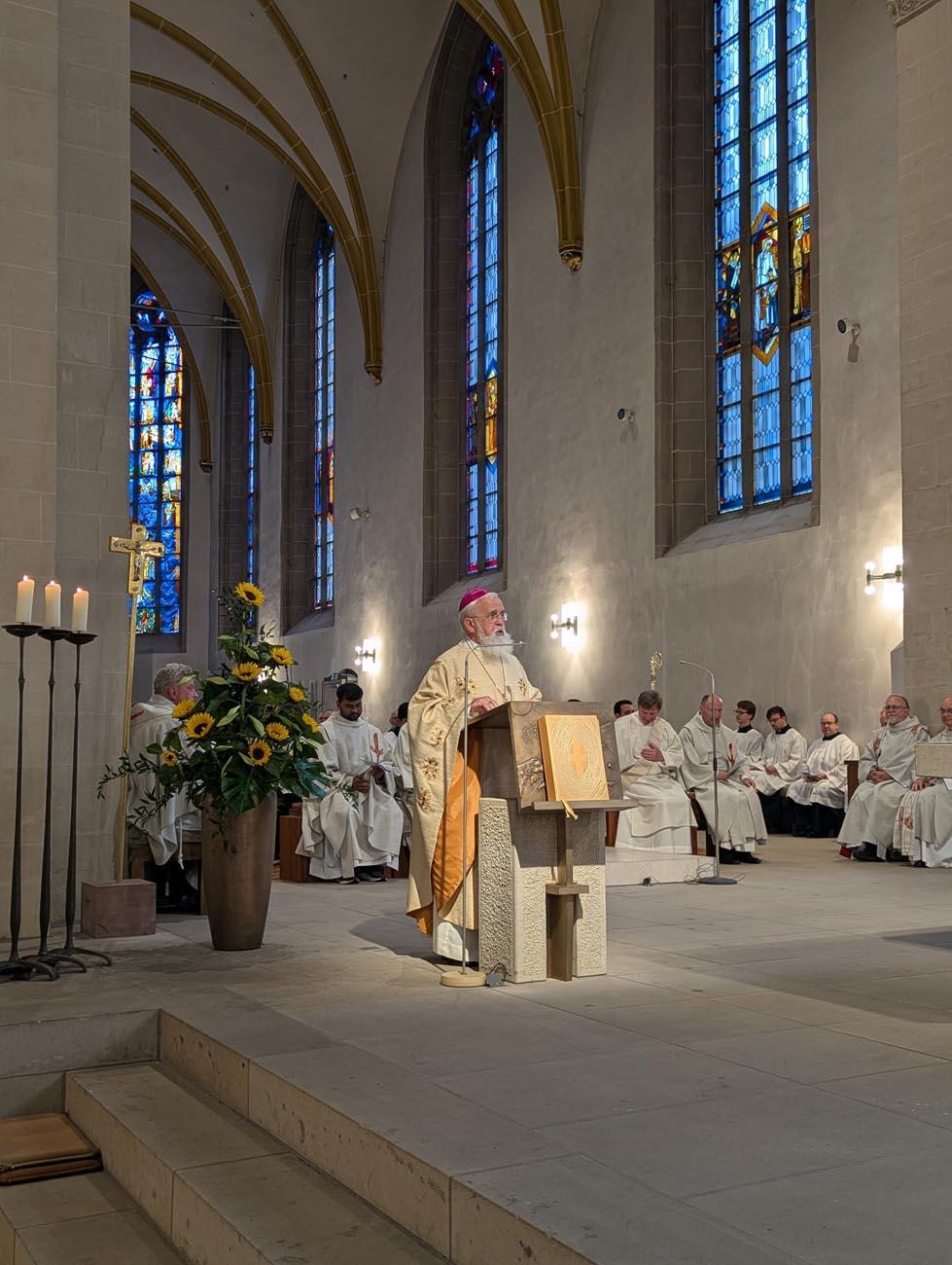 Der Bischof am Ambo