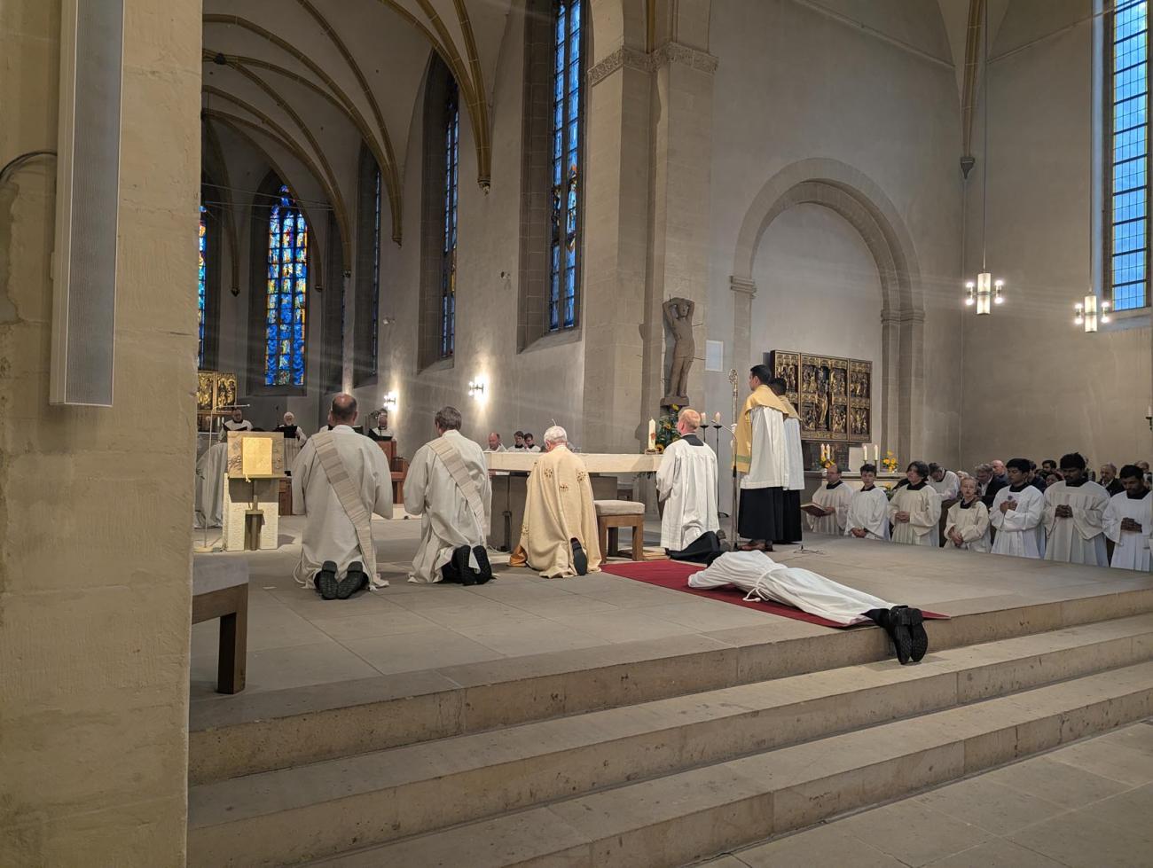 Menschen knien vor dem Altar