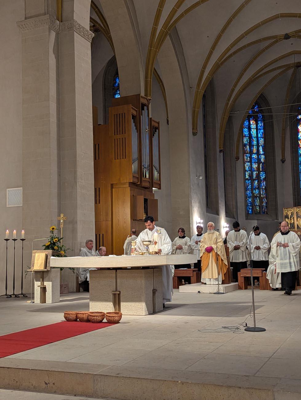 Ein Mann am Altar
