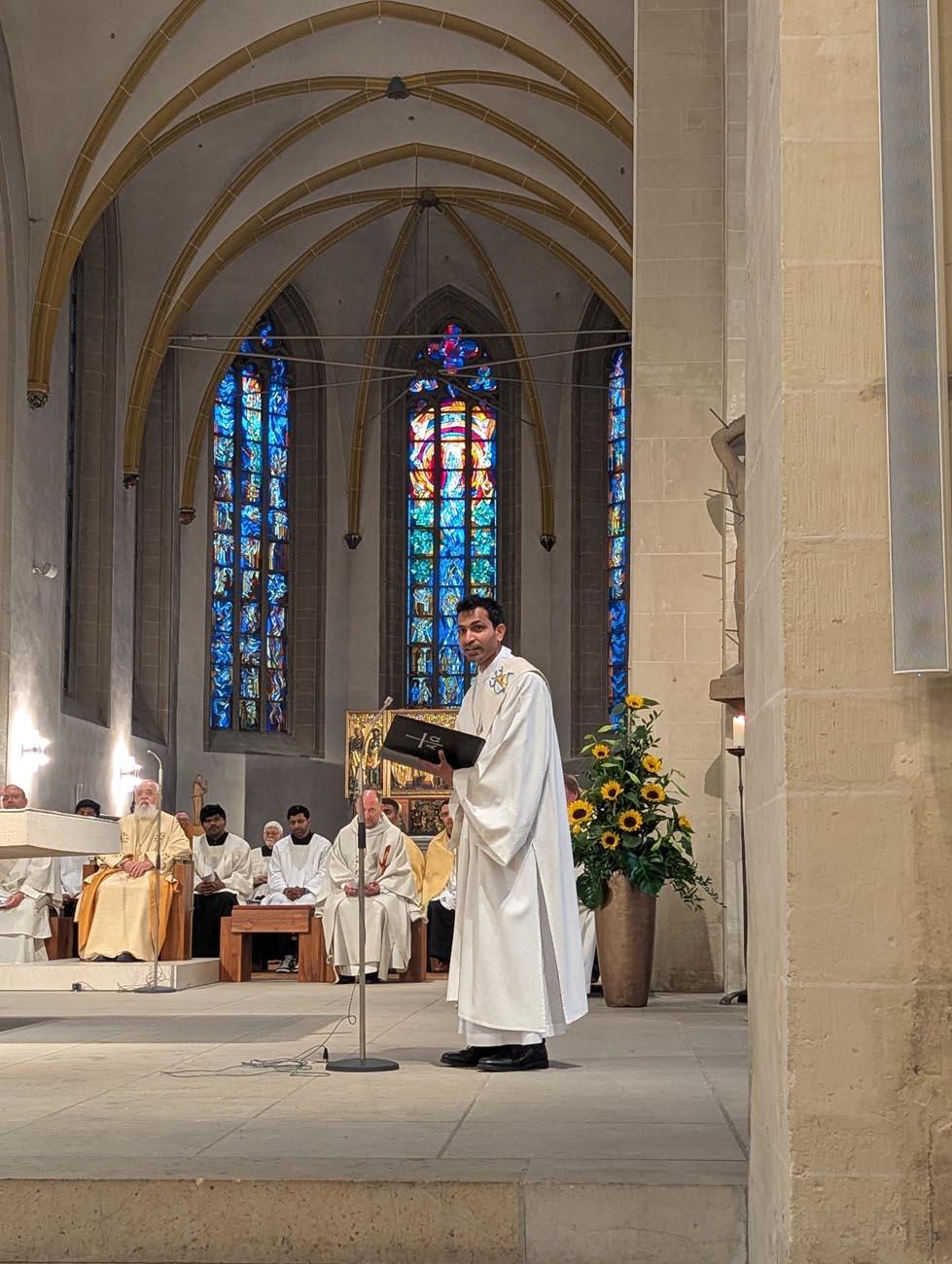 Ein Mann am Mikrofon