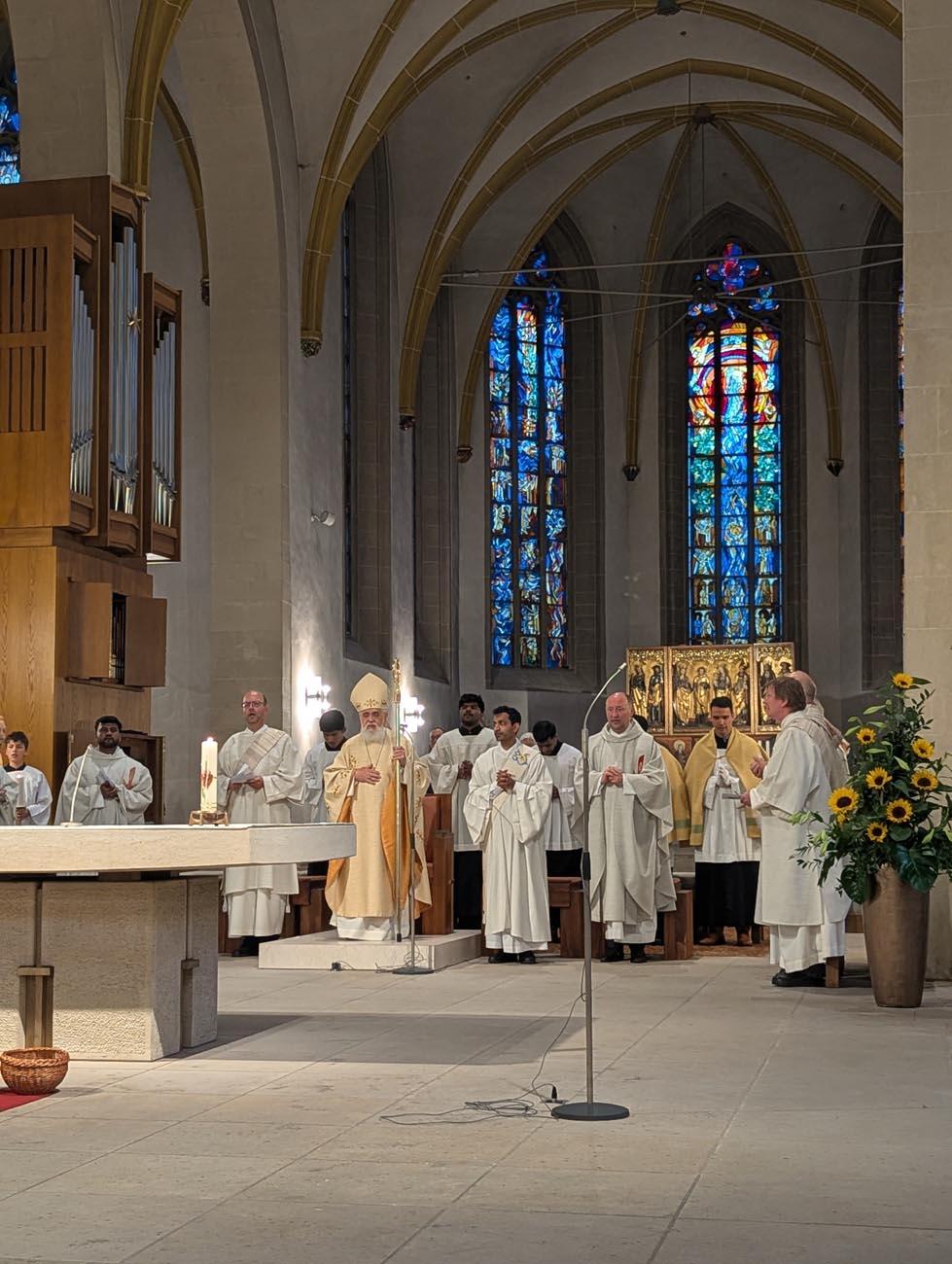 Eine Gruppe Menschen am Altar