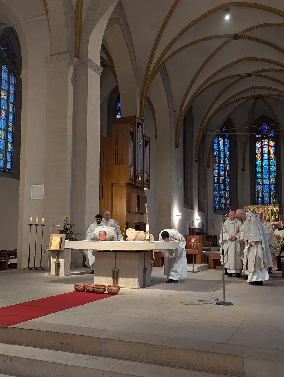Drei Menschen am Altar