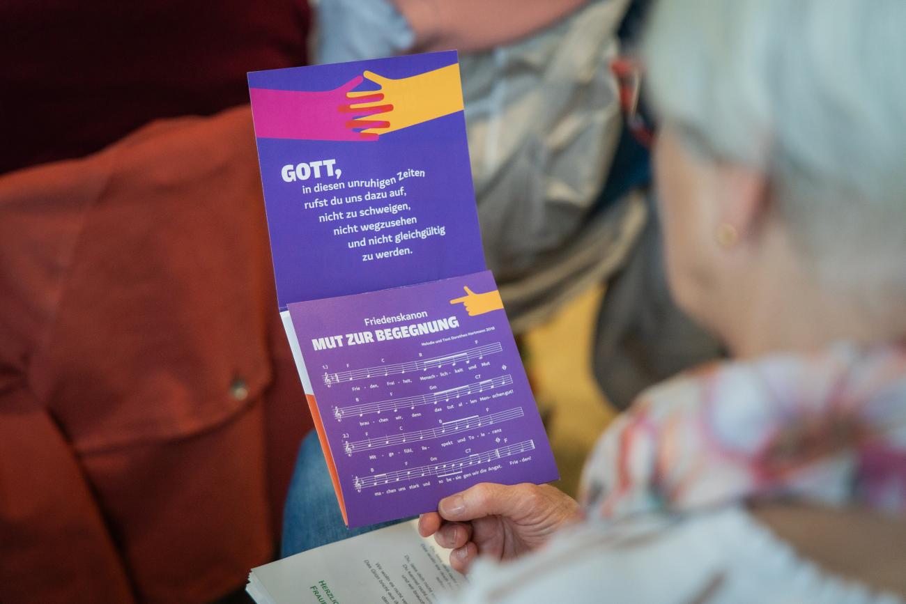Gebetsflyer in einer Hand