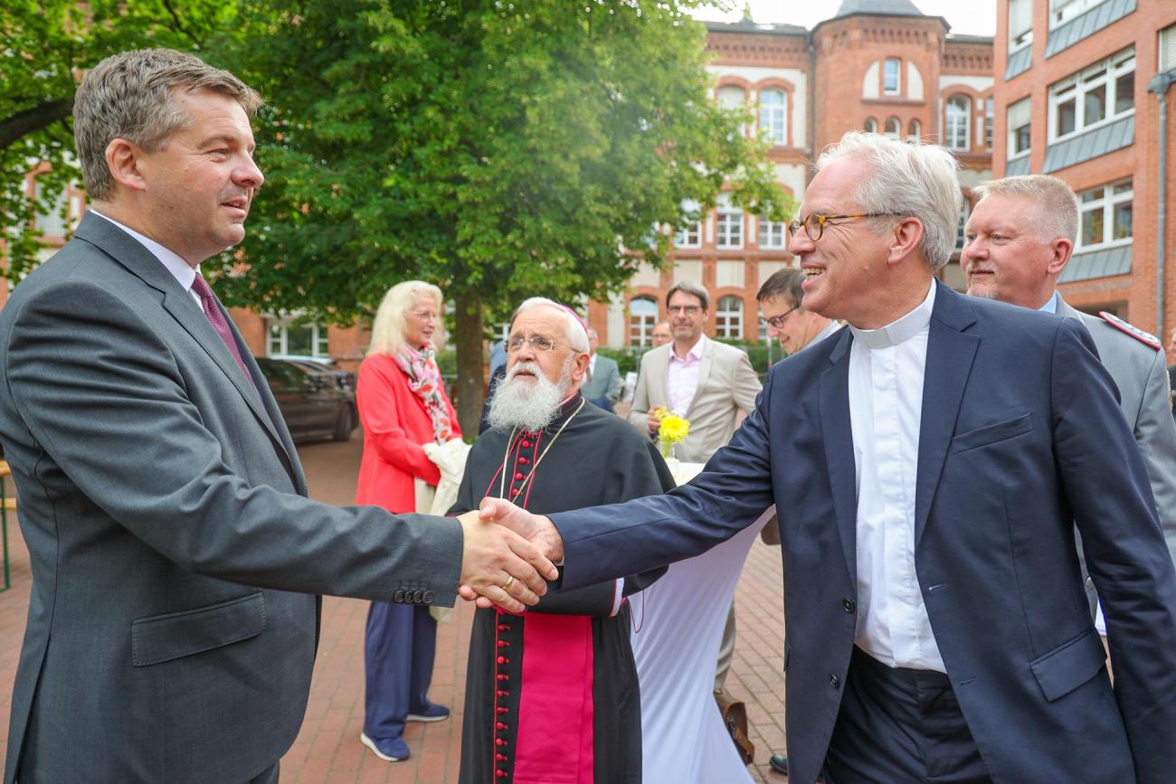 Zwei Männer reichen sich die Hand