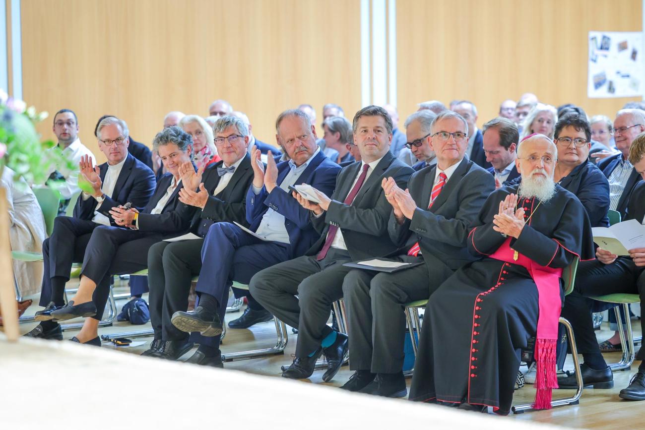 Eine Gruppe Menschen sitzt und klatscht