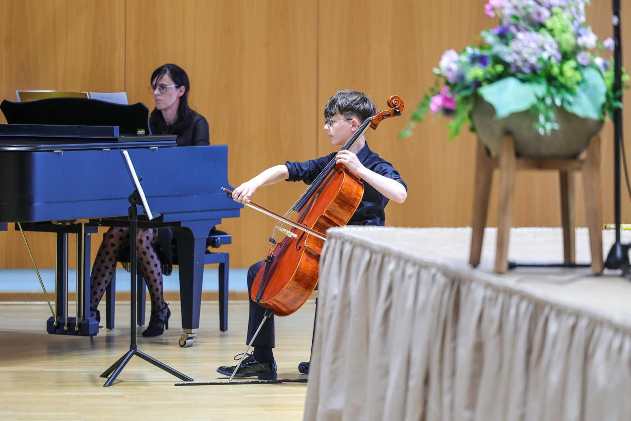 Ein Junge spielt auf dem Cello