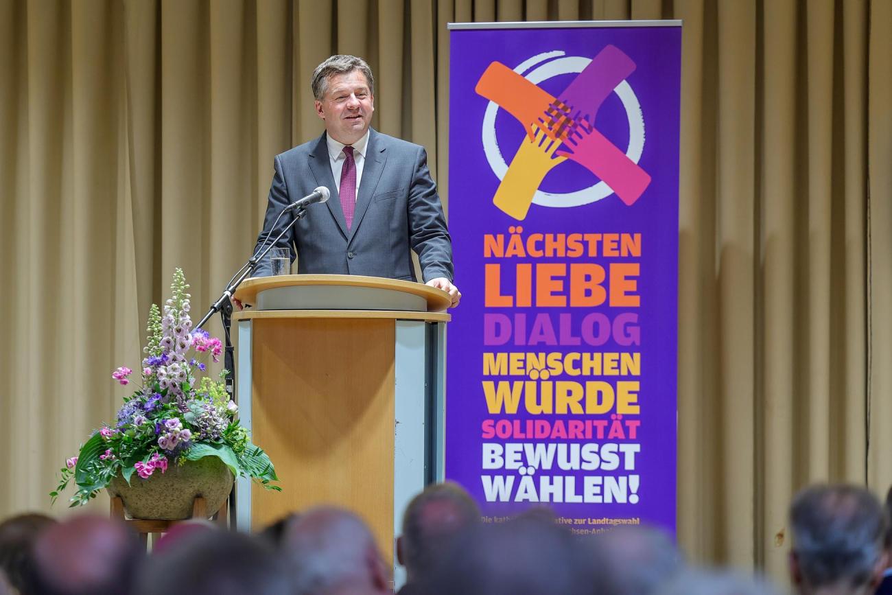 Ein Mann am Rednerpult