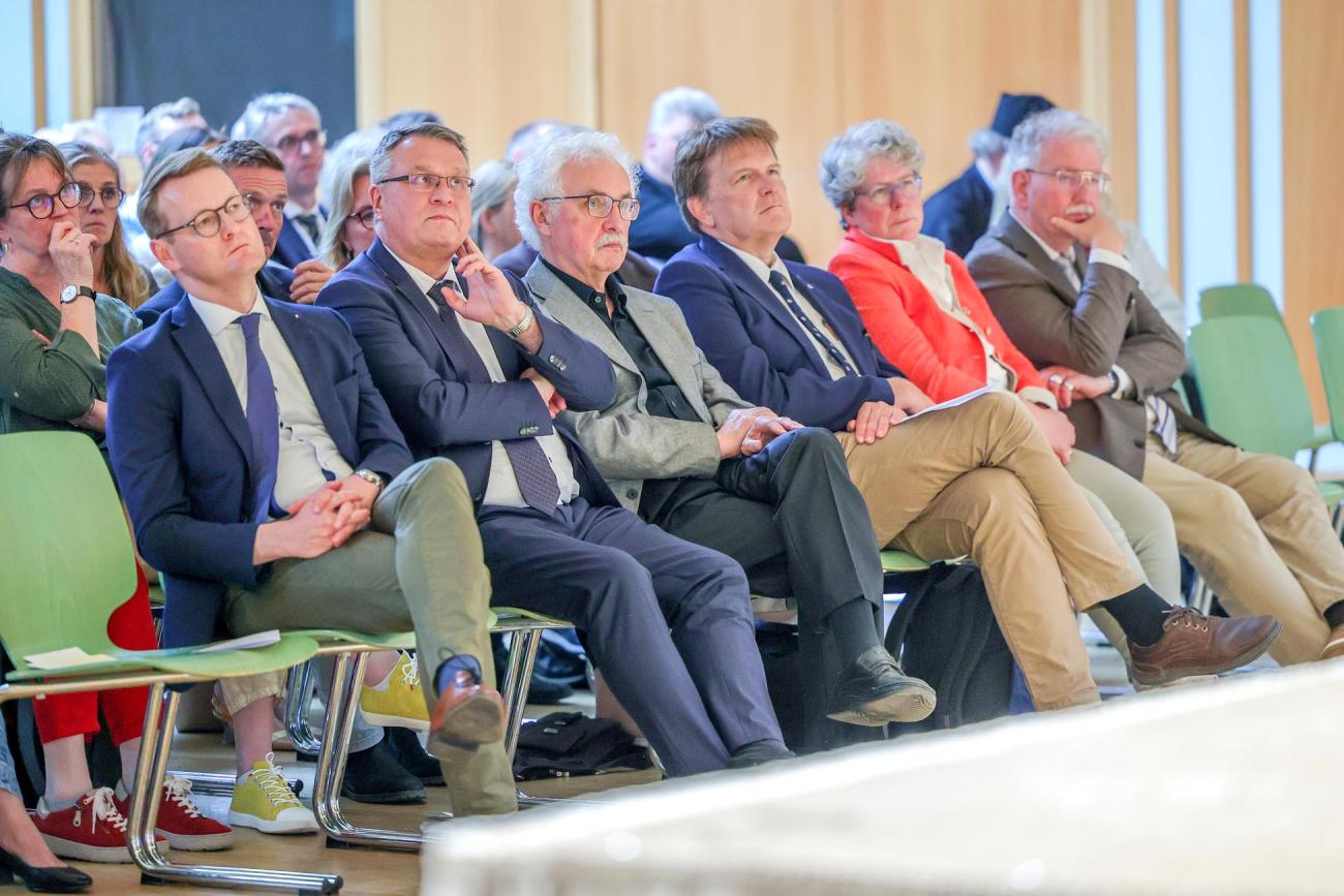 Menschen sitzen bei einem Vortrag