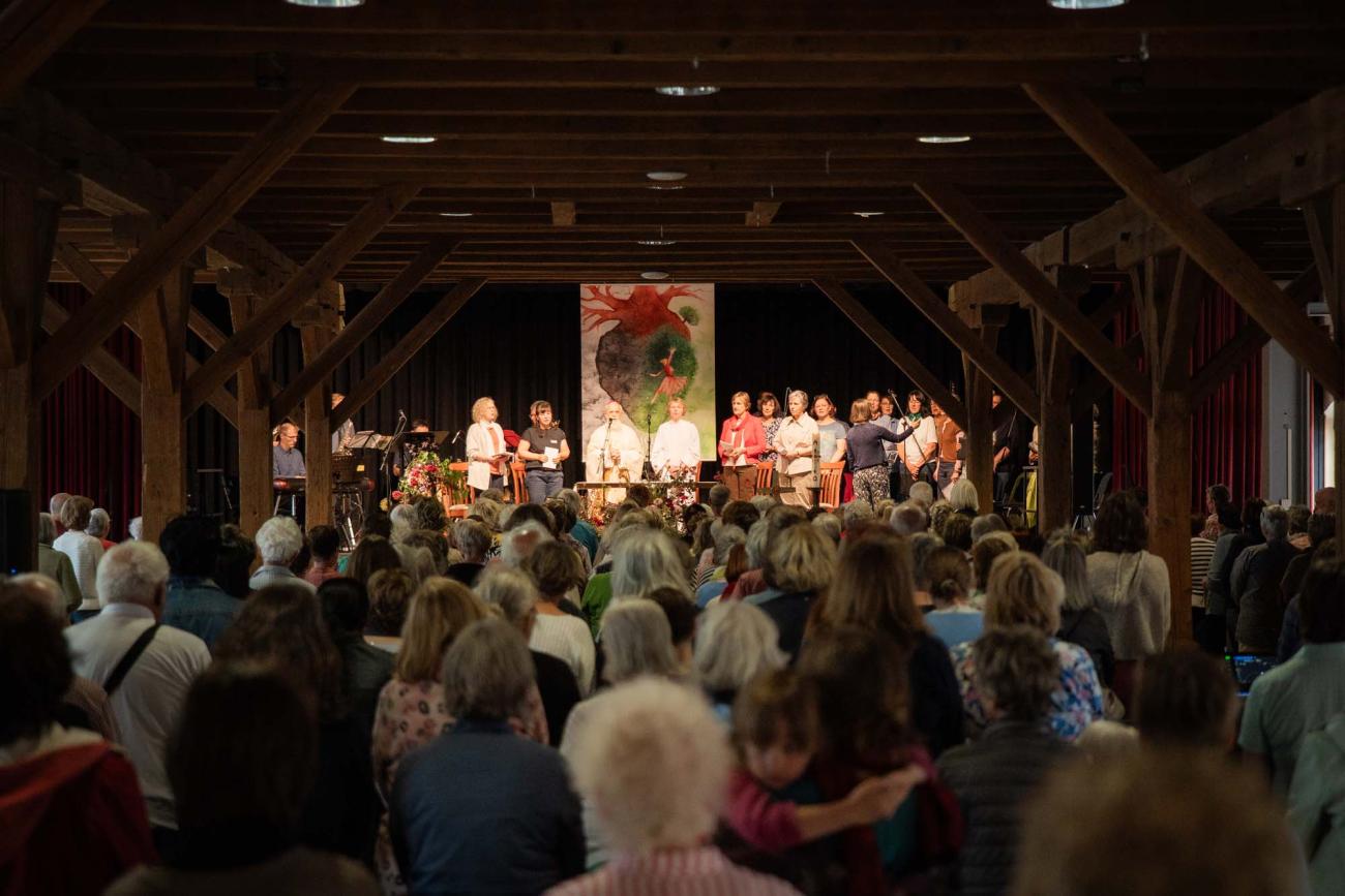 Menschen in einem vollen Saal